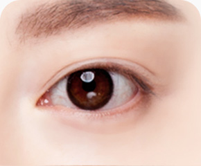 매끈한 밝은 눈 밑 완성